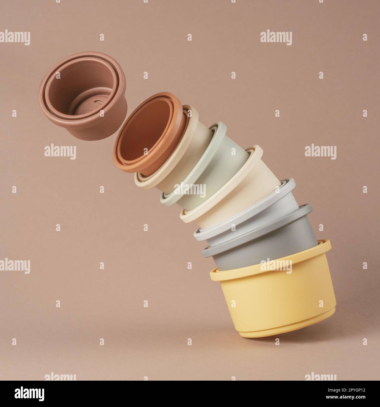 Ensemble de bols en silicone colorés de taille différente pour le jeu de l'eau et jouer avec du sable empilé en colonne. Utilisation Instagram. Banque D'Images