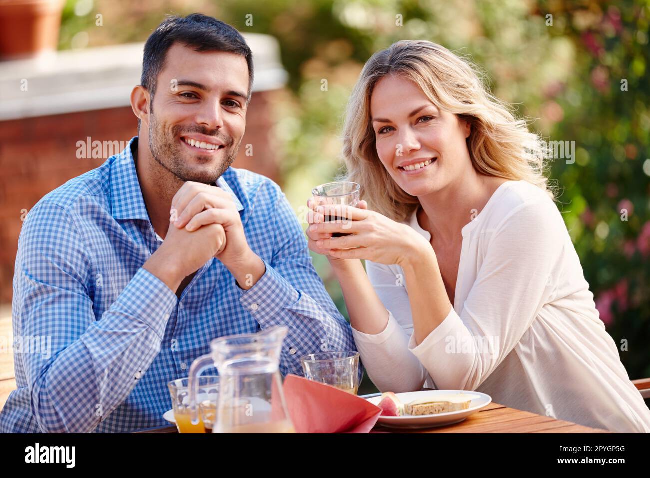 C'était l'escapade parfaite pour un week-end. Portrait d'un jeune couple heureux prenant le petit déjeuner à l'extérieur. Banque D'Images