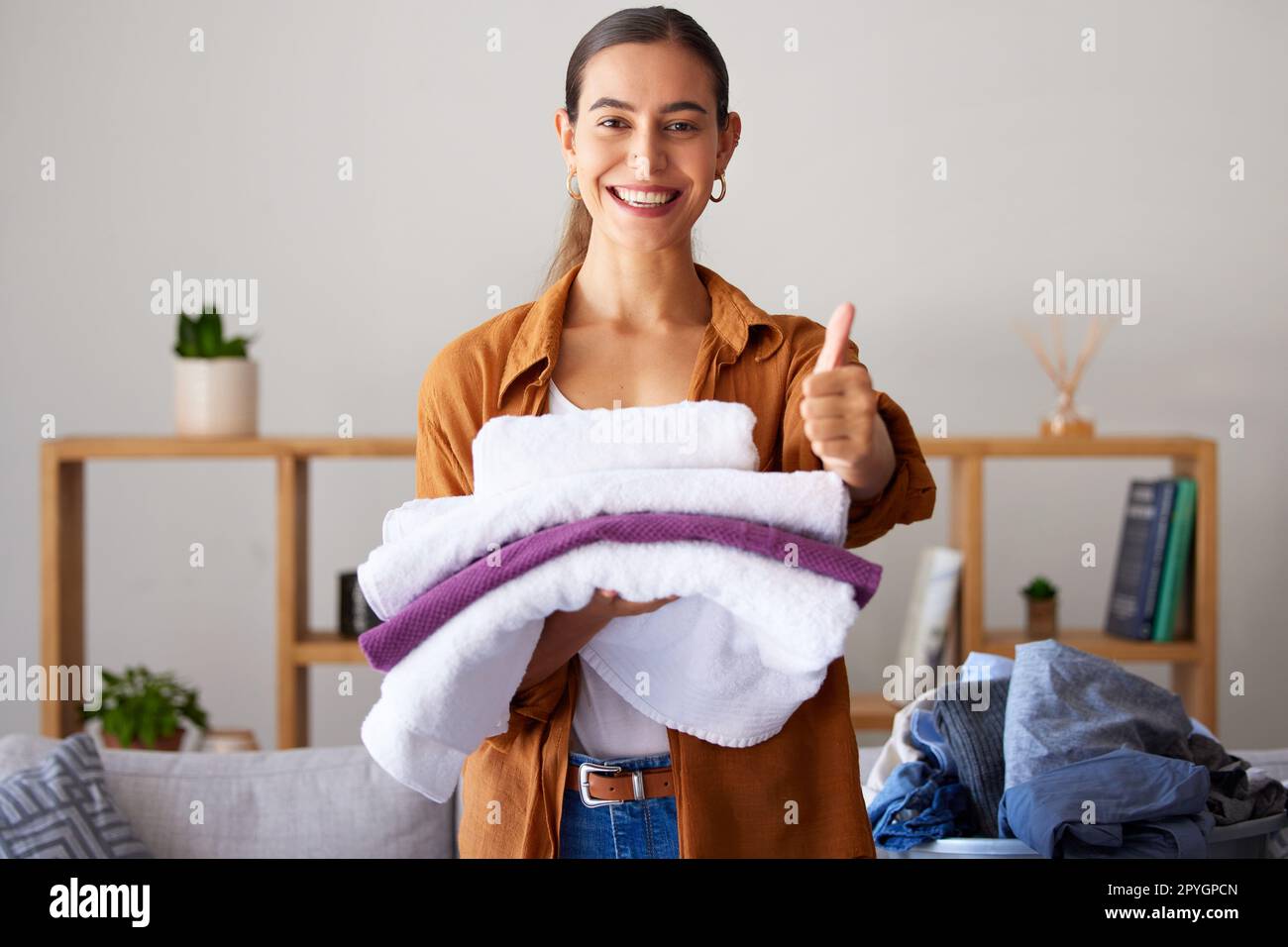 Nettoyage De La Maison Et Nettoyage Du Linge Pliant Tout En Nettoyant Dans  Le Salon Moderne Pour L'hygiène Nettoyage De Printemps Et Femme De Chambre  Ou Femme Au Foyer De Porto Rico