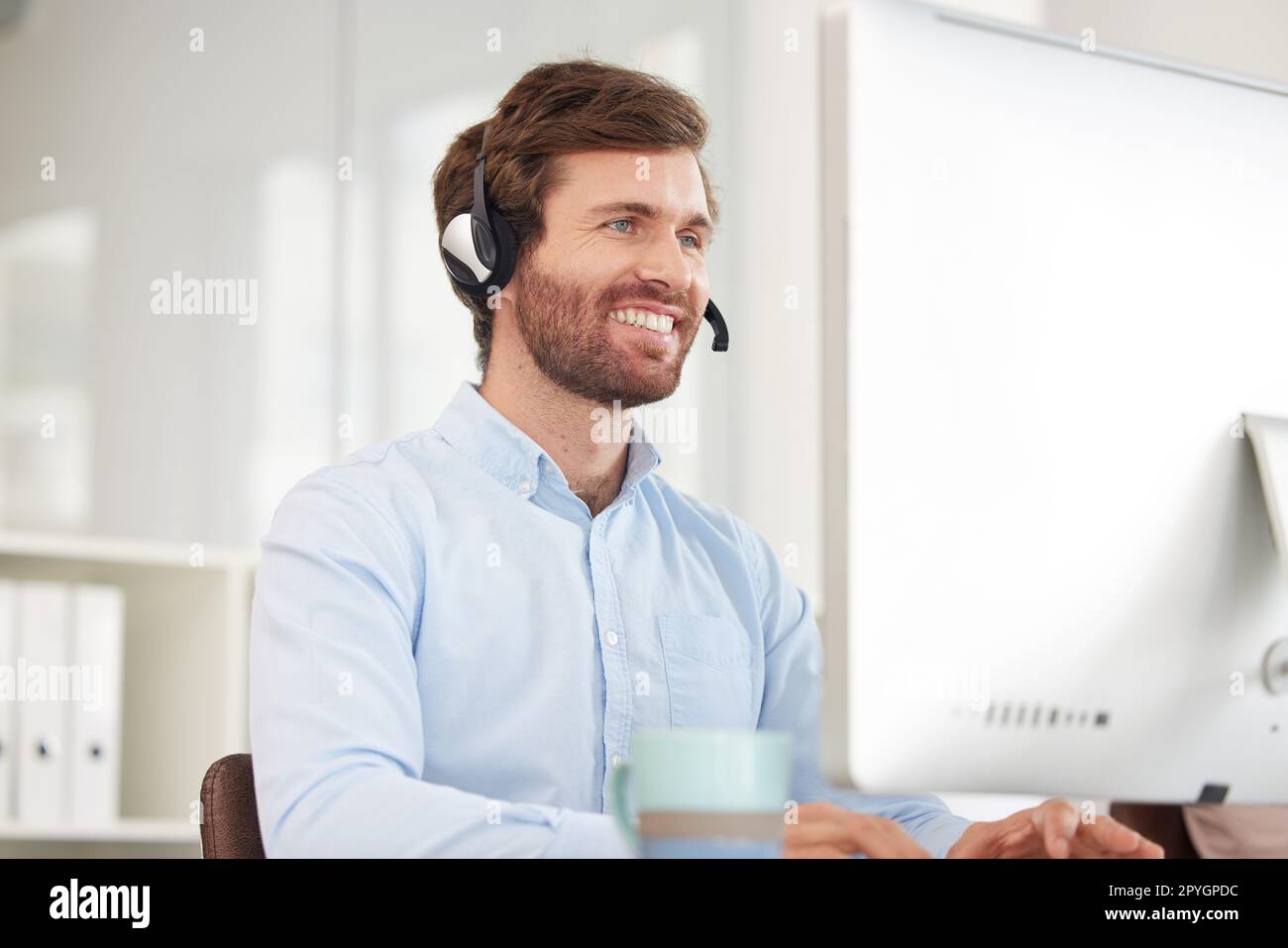 Centre d'appel, ordinateur et homme d'affaires avec sourire pour le soutien virtuel, la communication et l'aide logicielle dans le bureau de technologie de l'information. Travailleur d'entreprise heureux avec la technologie pour les ventes de télémarketing Banque D'Images