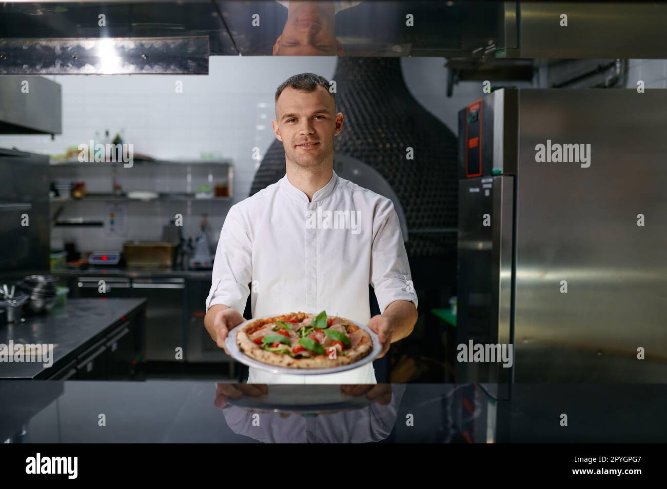 Pizzeria masculine proposant des pizzas fraîchement cuites Banque D'Images