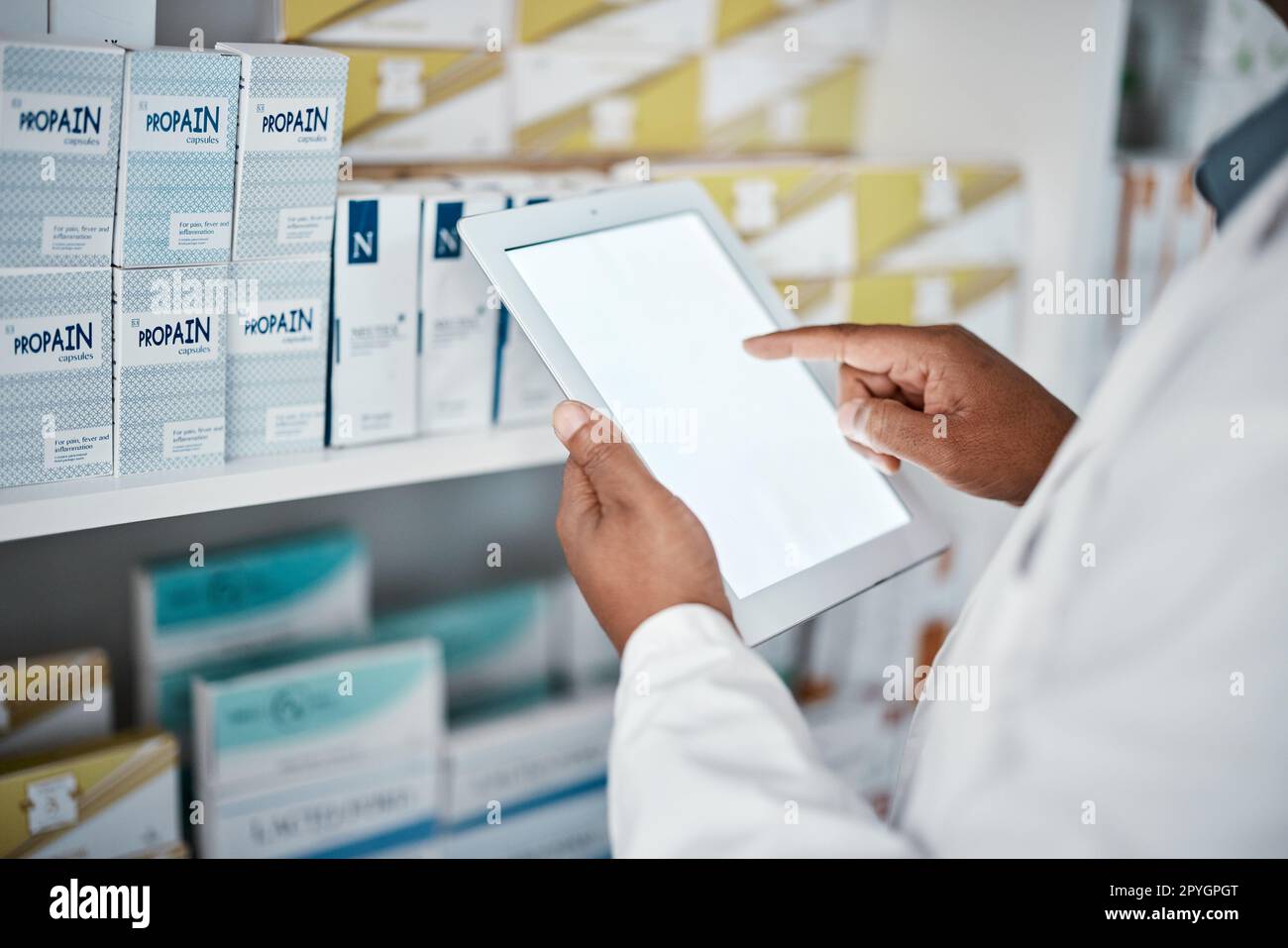 Médecine, maquette ou mains de pharmacien avec une tablette sur la base de  données de pharmacie en ligne pour les médicaments stock ou inventaire.  Pilules, espace marketing ou médecin travaillant sur la