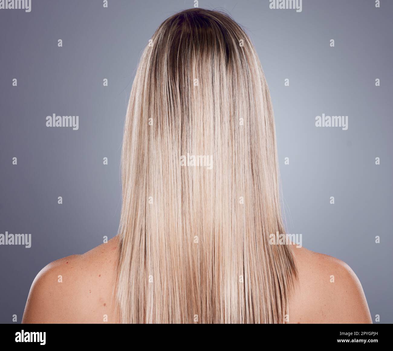 Cheveux longs blond naturel dos Banque de photographies et d'images à haute  résolution - Alamy