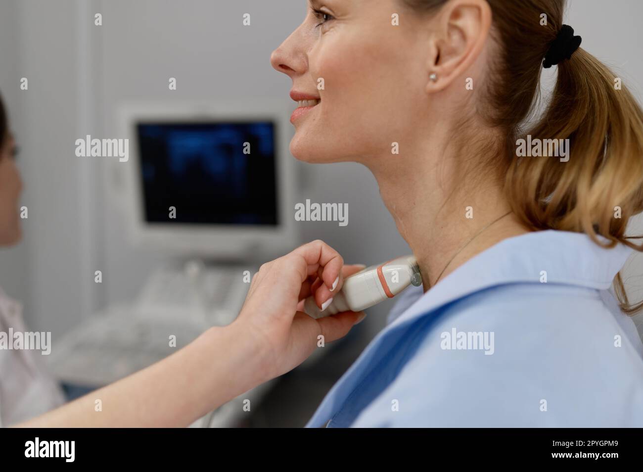 Femme médecin effectuant une échographie de la glande thyroïde et des ganglions lymphatiques Banque D'Images