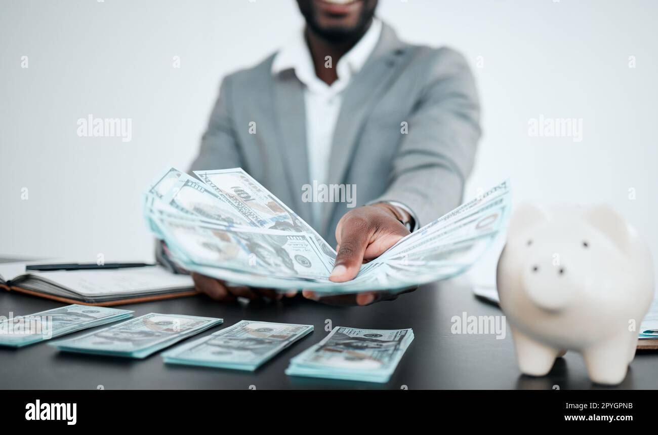 Main, dollars et homme d'affaires avec de l'argent pour pot-de-vin dans le bureau. Finance, monnaie et homme noir offrant de l'argent pour des investissements financiers, des paiements ou des opérations bancaires, des transactions ou des économies, des prêts ou du blanchiment d'argent. Banque D'Images