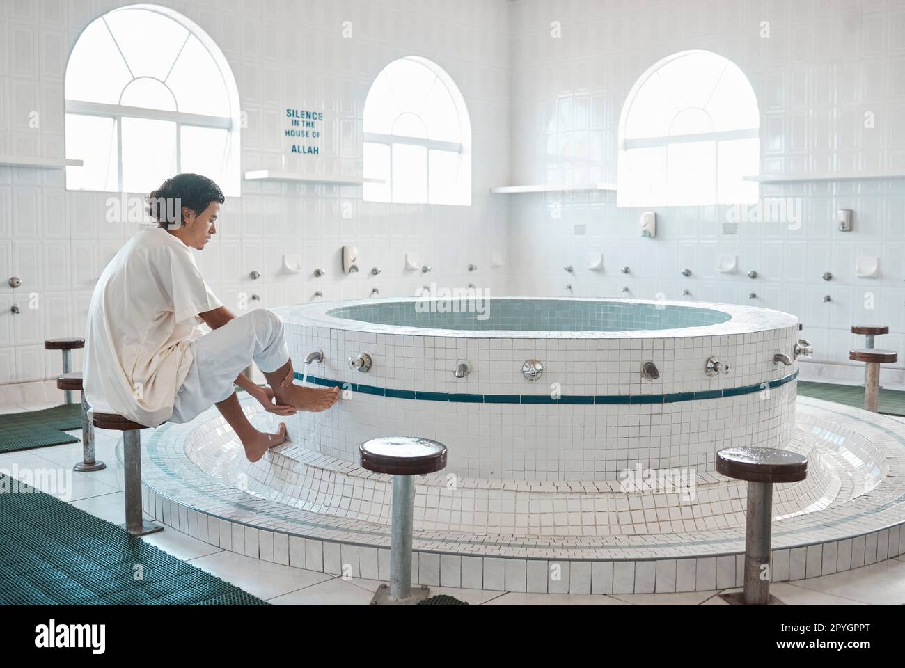 Islam, ablutions et lavage de l'homme avant la prière dans la salle de bain  à la mosquée en Iran, rituel de nettoyage spirituel. Culture islamique, eau  et culte, homme musulman dans la