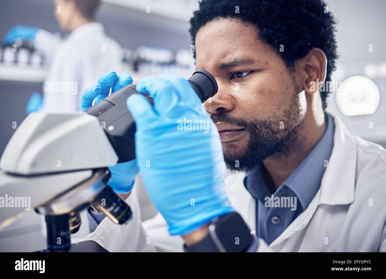 Homme noir, scientifique et microscope avec recherche scientifique en laboratoire, analyse de données et expert en innovation scientifique ou médicale. Docteur en doctorat, visage et biotechnologie, chimie et étude en laboratoire Banque D'Images