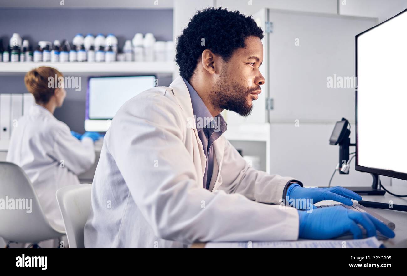 Homme scientifique africain, maquette et ordinateur dans la recherche, la lecture ou se concentrer pour des objectifs en laboratoire. Homme noir, science ou laboratoire avec pc de bureau vierge pour la vision, la santé ou la maquette pharmaceutique Banque D'Images