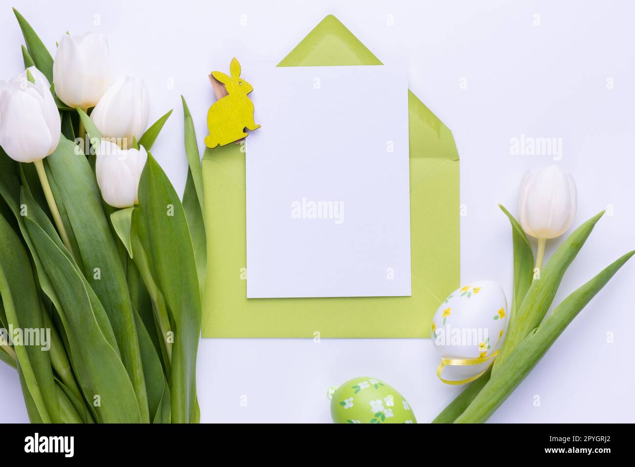 Modèle pour carte de vœux de Pâques. Carte vierge avec enveloppe et bouquet de tulipes blanches Banque D'Images