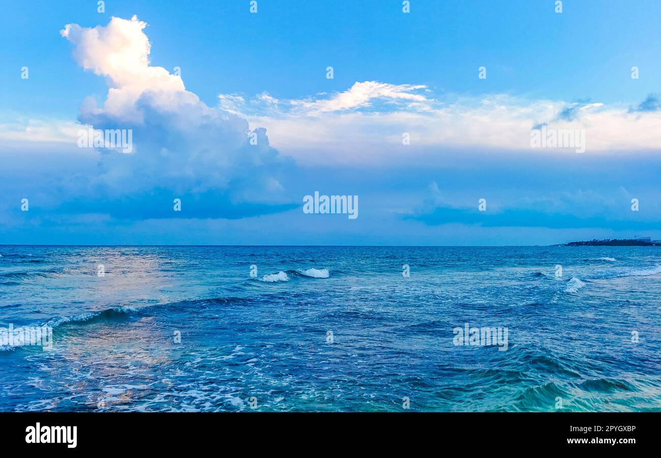 Belle soirée coucher de soleil à la plage côte mer et eau Mexique. Banque D'Images