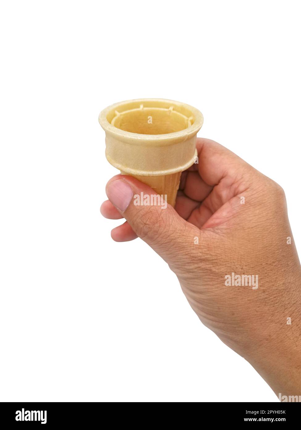 main tenant le cône de glace croustillant vierge isolé sur fond blanc Banque D'Images