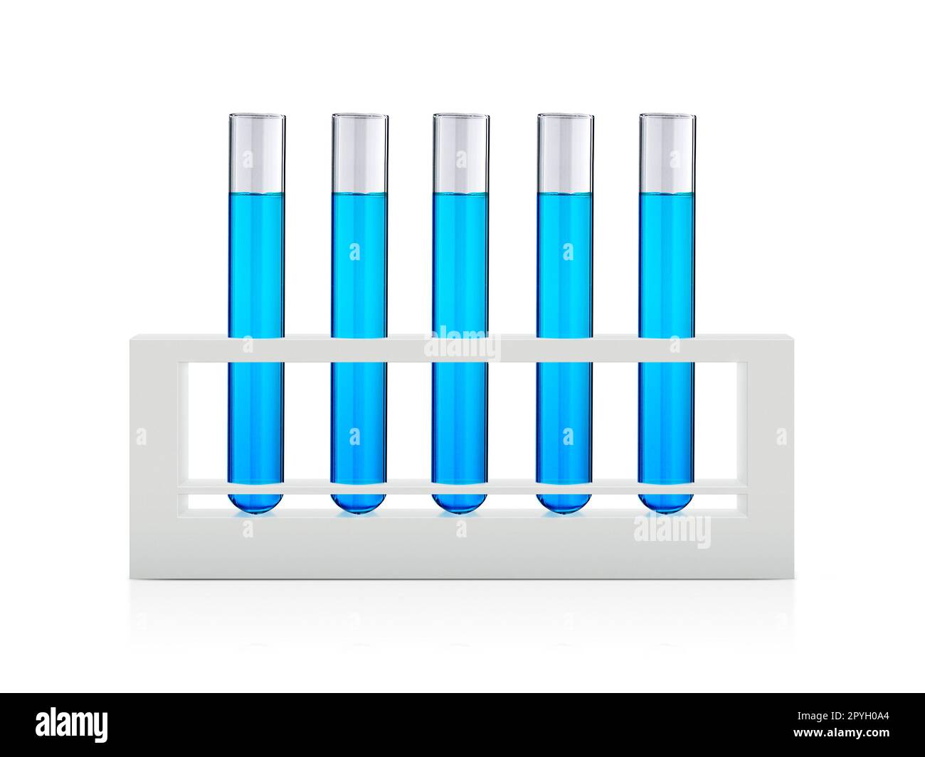 Liquides bleus dans les tubes à essai isolés sur fond blanc Banque D'Images