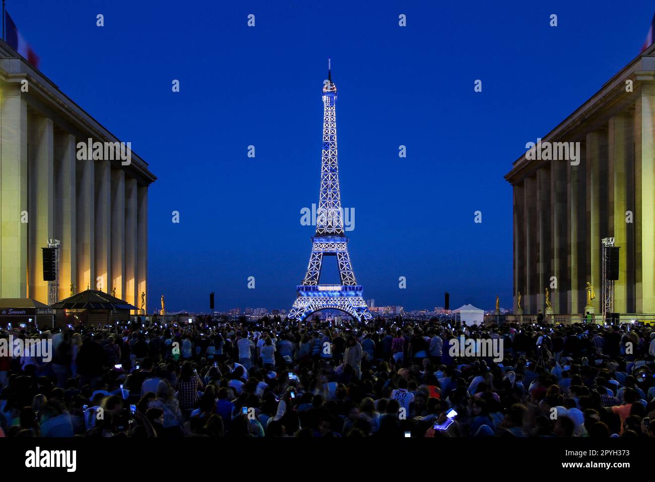 Illuminations de la Bastille sur la Tour Eiffel sur 14 juillet - étoiles étincelantes pour la fête nationale française à Paris, France Banque D'Images