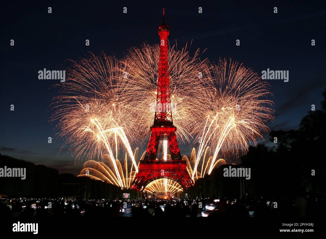 Feux d'artifice de la Bastille à la Tour Eiffel sur 14 juillet - spectacle de pyrotechnie pour la fête nationale française à Paris, France Banque D'Images