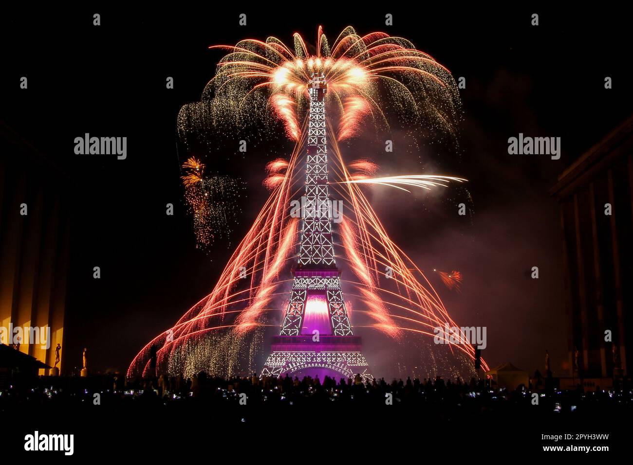 Feux d'artifice de la Bastille à la Tour Eiffel sur 14 juillet - spectacle de pyrotechnie pour la fête nationale française à Paris, France Banque D'Images