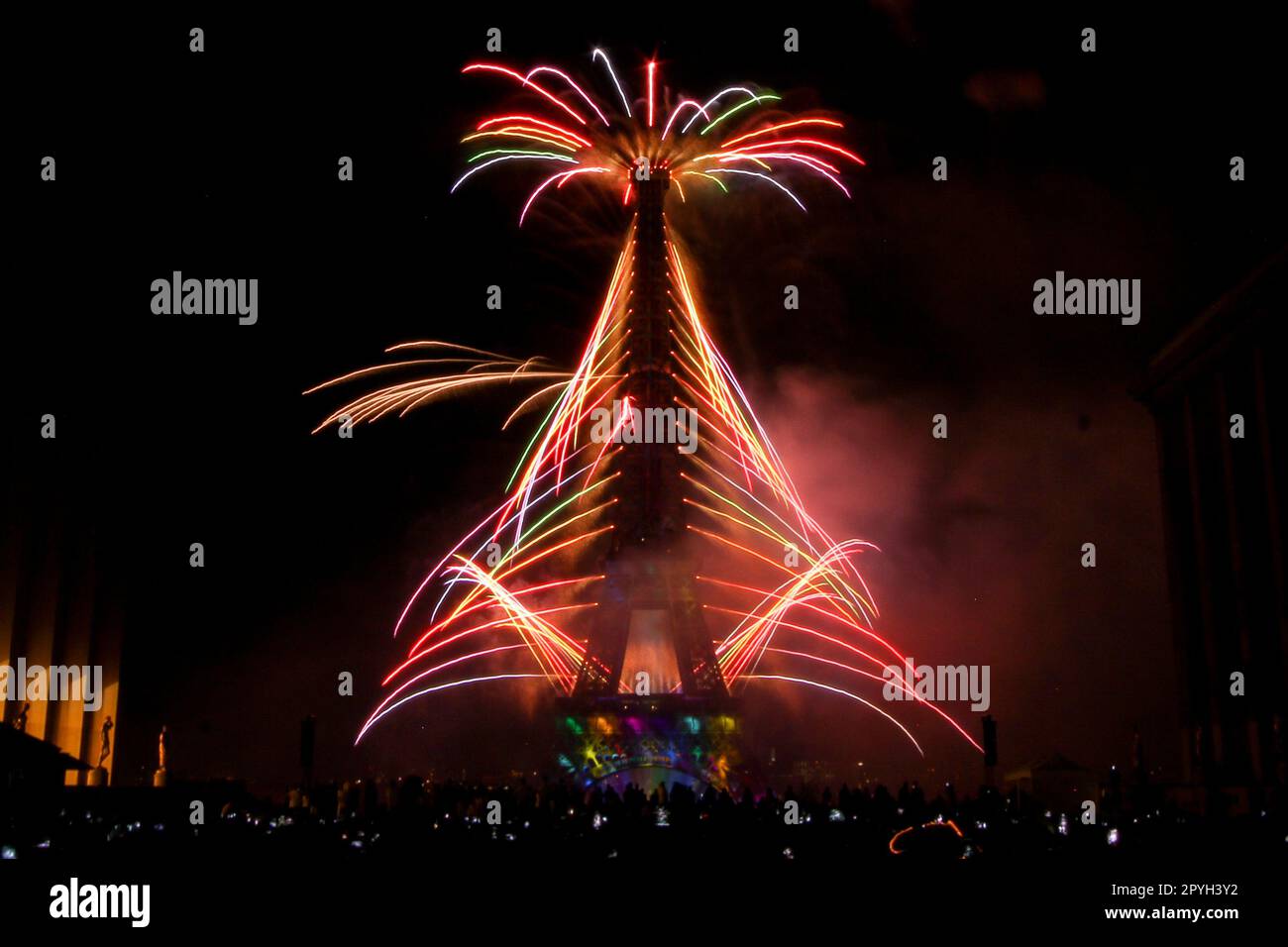 Feux d'artifice de la Bastille à la Tour Eiffel sur 14 juillet - spectacle de pyrotechnie pour la fête nationale française à Paris, France Banque D'Images