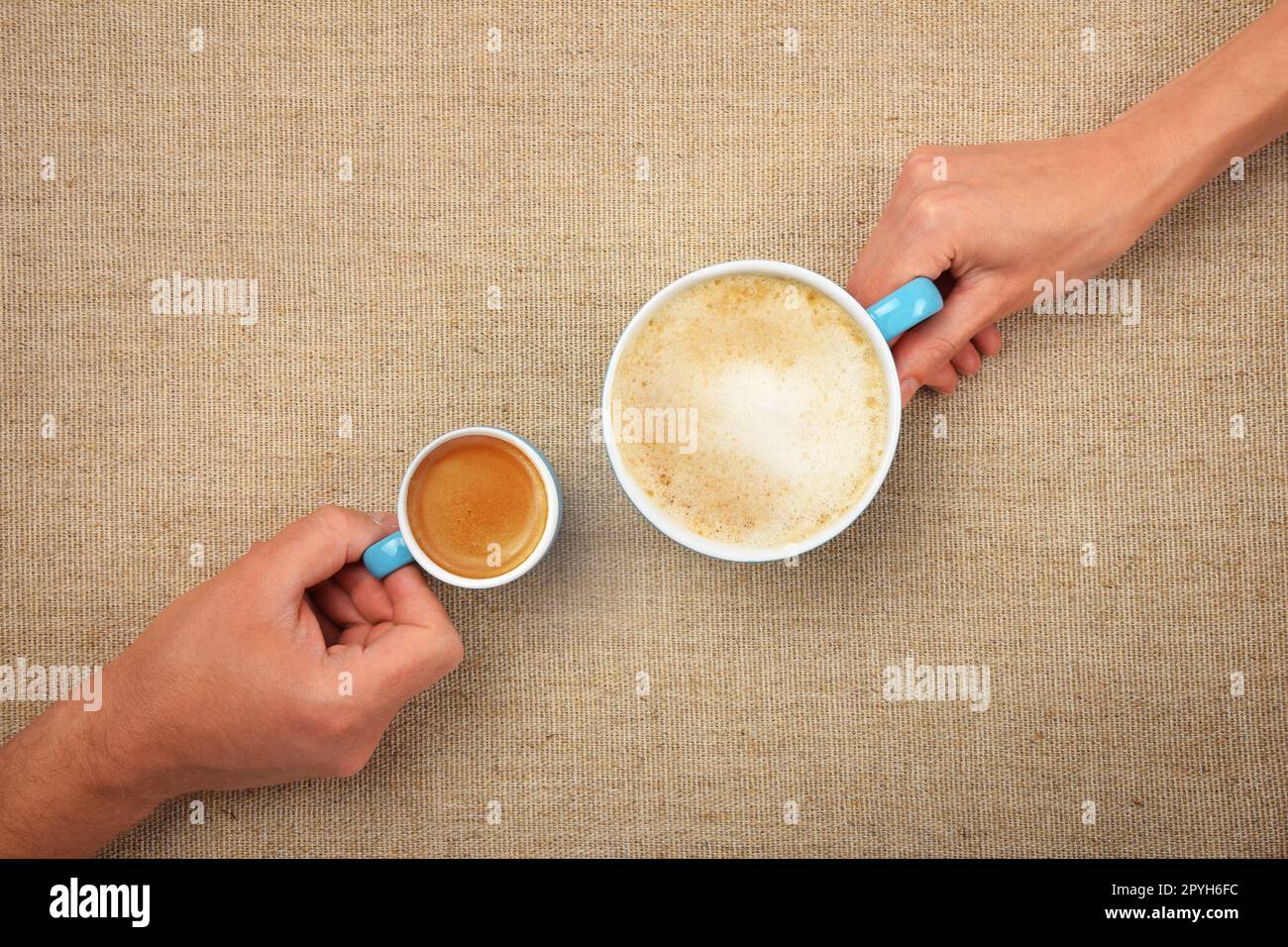 Les mains des hommes et des femmes tiennent des tasses à café Banque D'Images