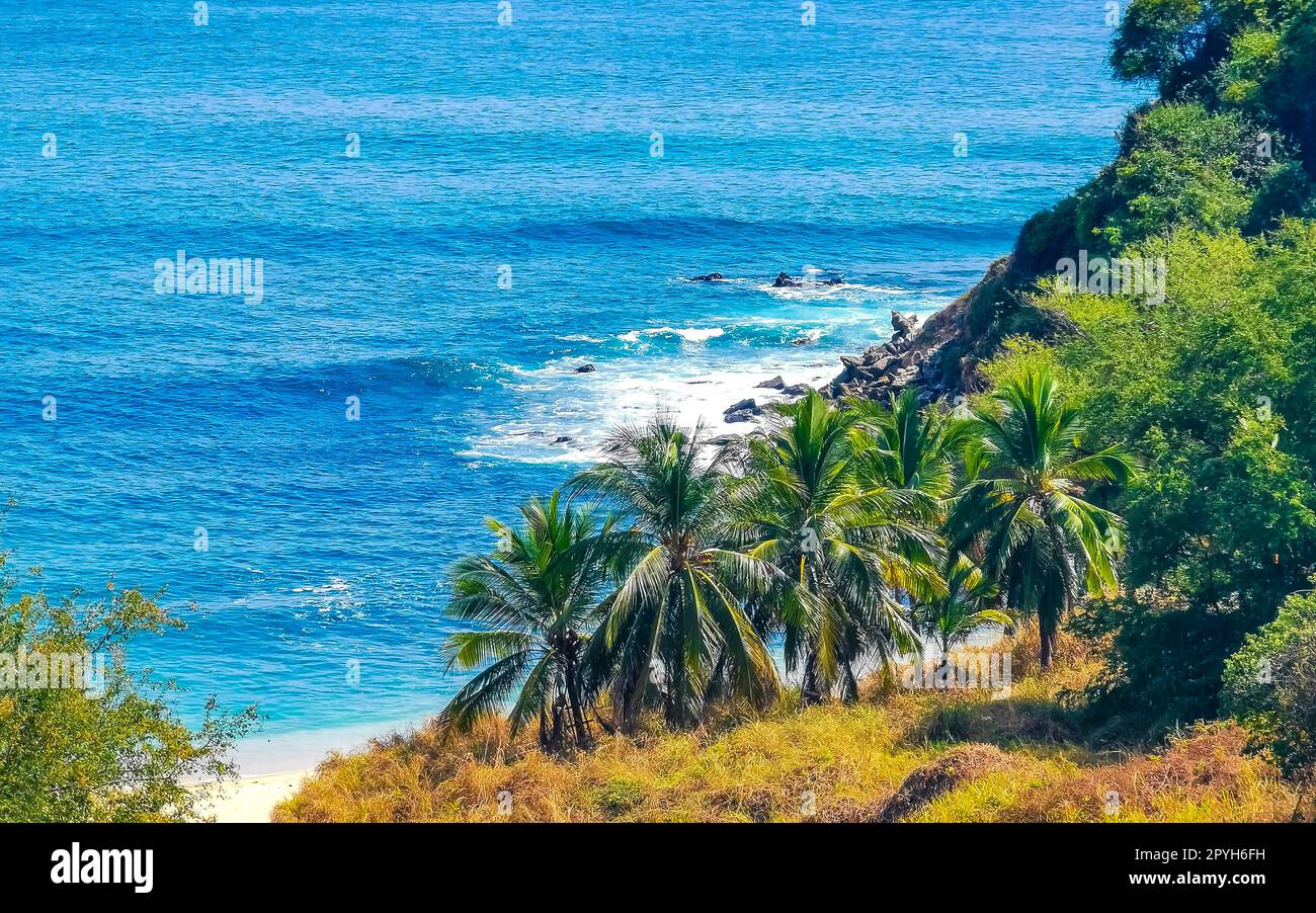 Belles falaises de rochers vue vagues à la plage Puerto Escondido Mexique. Banque D'Images