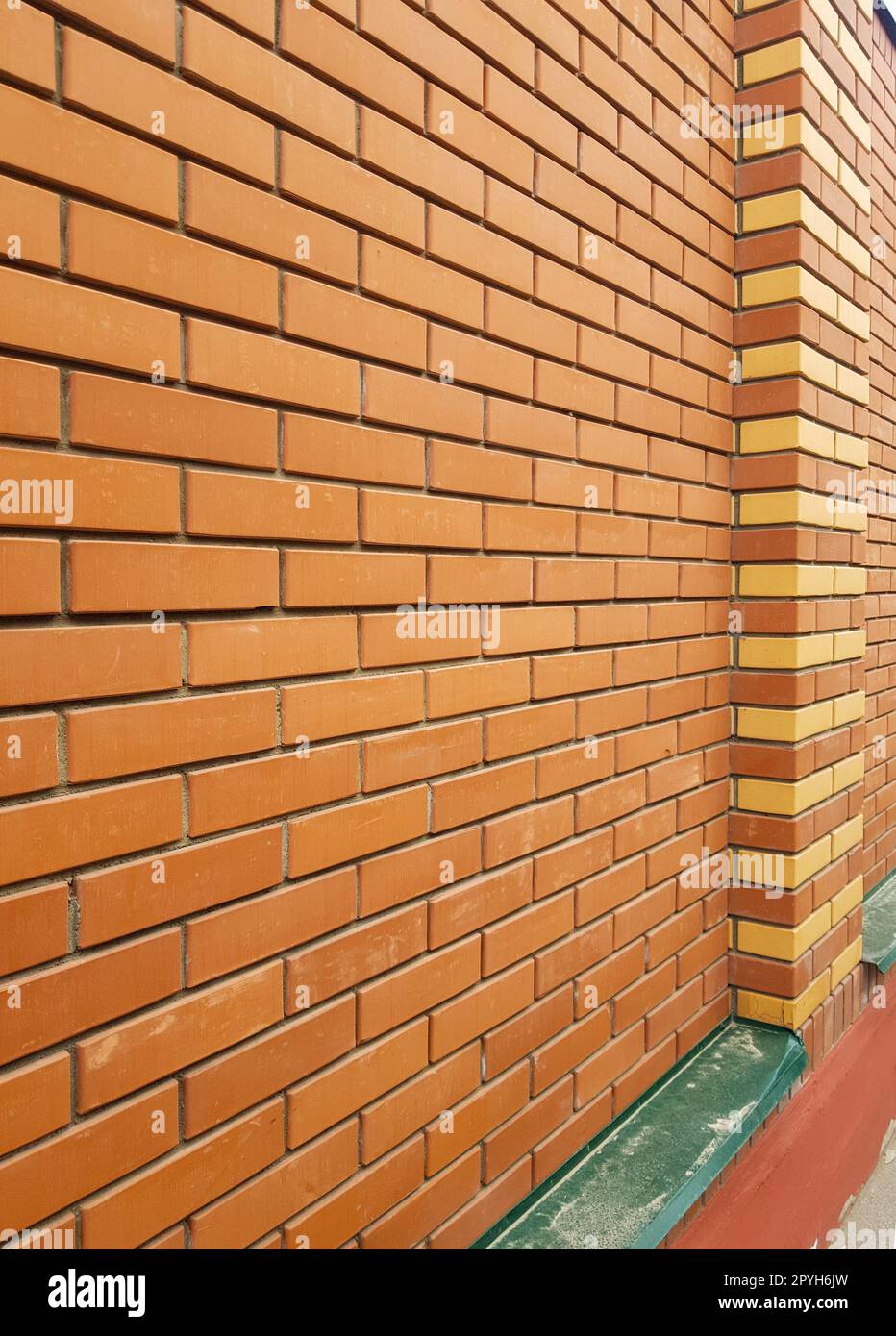 brique nouvelle clôture extérieure moderne et coûteuse à la rue. Postez un texte, le concept de santé, de protection, de fiabilité Banque D'Images brique nouvelle clôture extérieure moderne et coûteuse à la rue. Postez un texte, le concept de santé, de protection, de fiabilité Banque D'Images