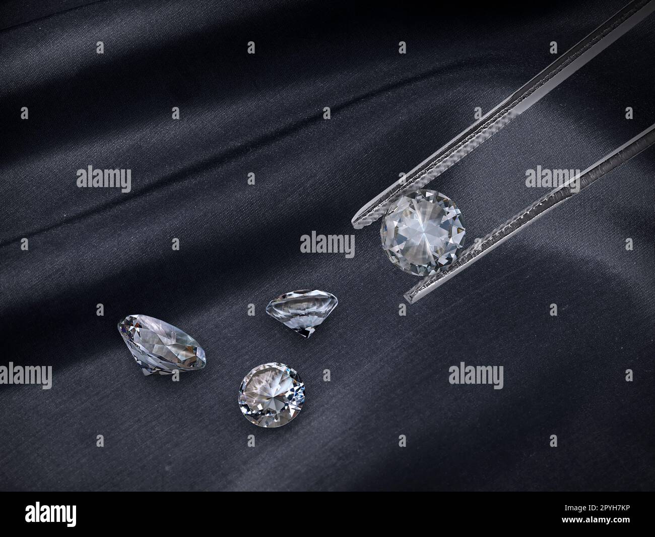 Sélection de diamants dans la pince en pierre précieuse pour la fabrication de bijoux sur fond de tissu noir Banque D'Images