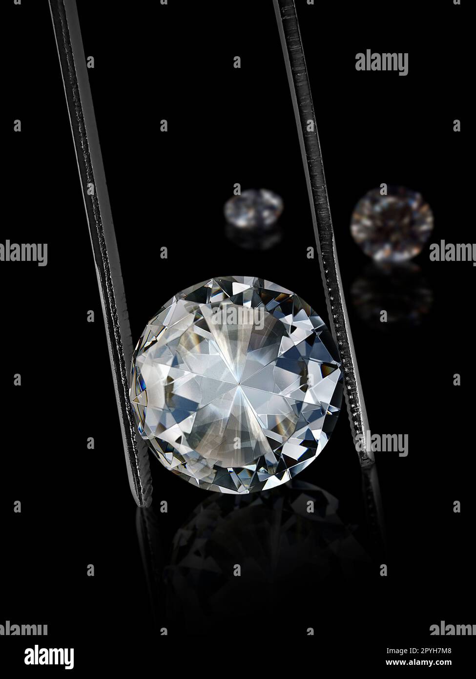 Sélection de diamants dans la pince en pierre précieuse pour la fabrication de bijoux Banque D'Images