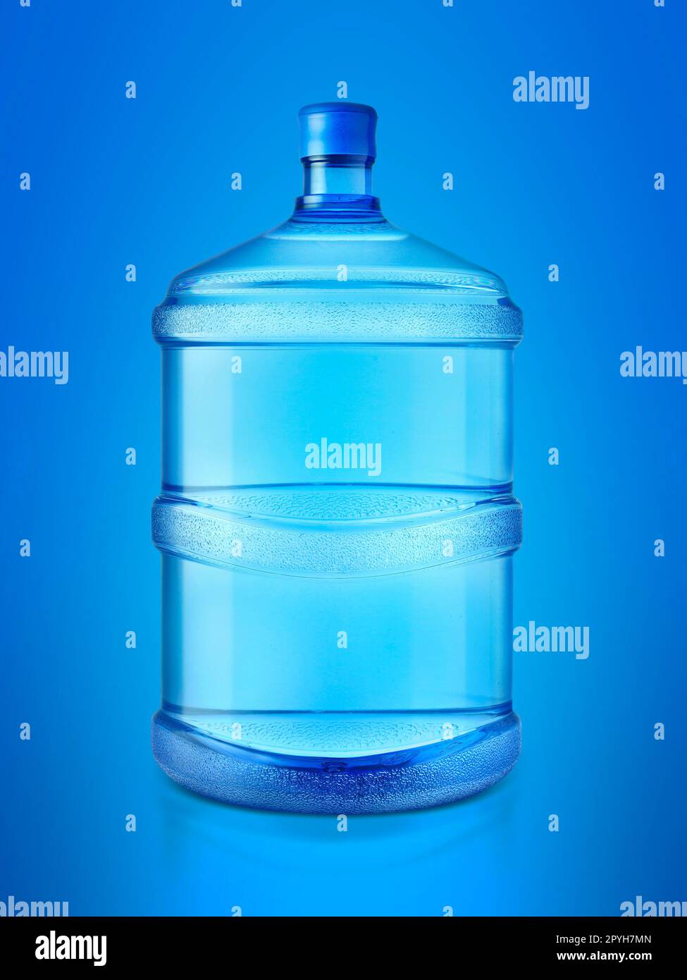 Une grande bouteille d'eau pure sur fond bleu Banque D'Images