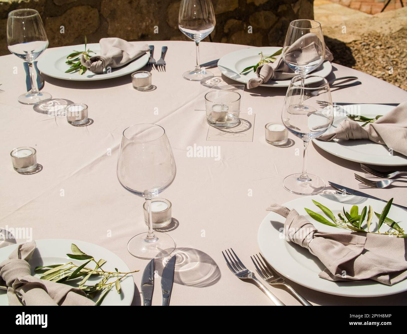 Table de réception de mariage élégante de luxe et table centrale florale - banquet de mariage et événement extérieur Banque D'Images