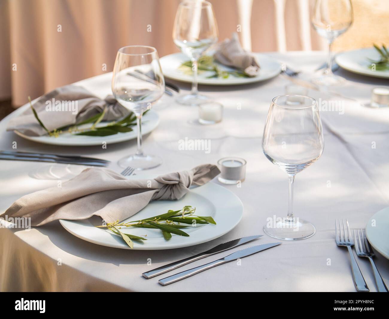 Table de réception de mariage élégante de luxe et table centrale florale - banquet de mariage et événement extérieur Banque D'Images