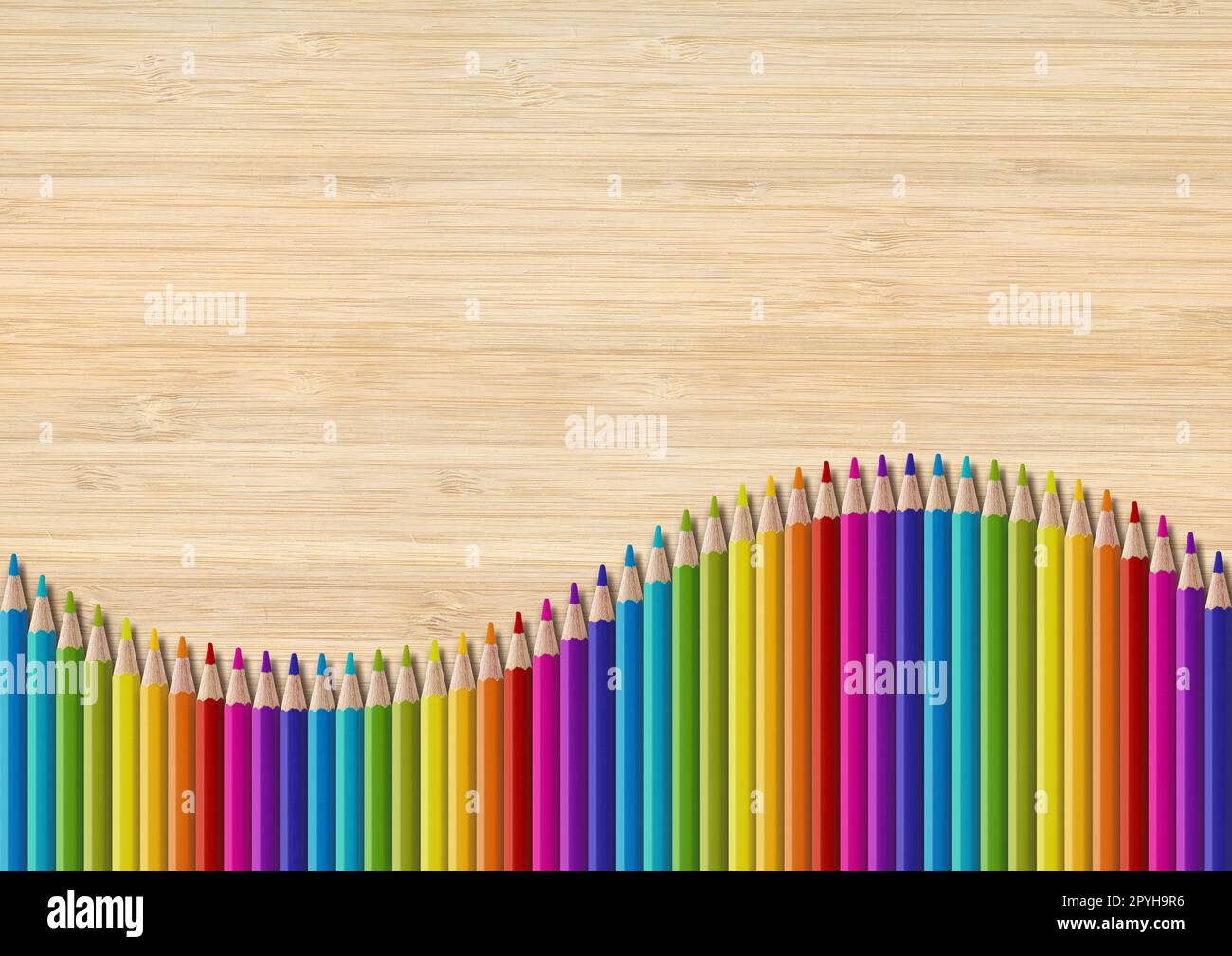 Groupe de crayons colorés isolé sur fond en bois. Arrière-plan horizontal Banque D'Images