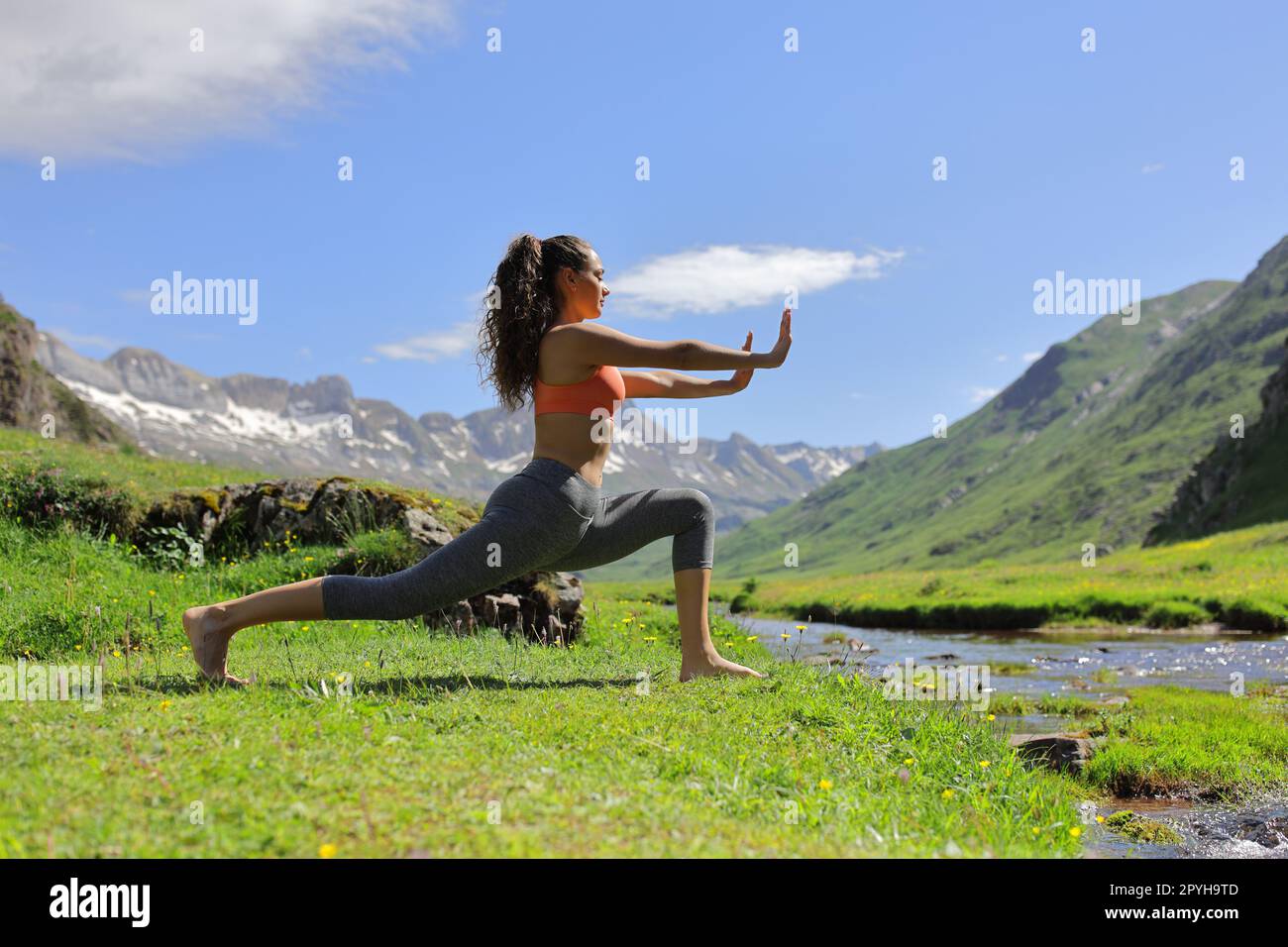 Femme exerçant le tai chi dans la montagne Banque D'Images