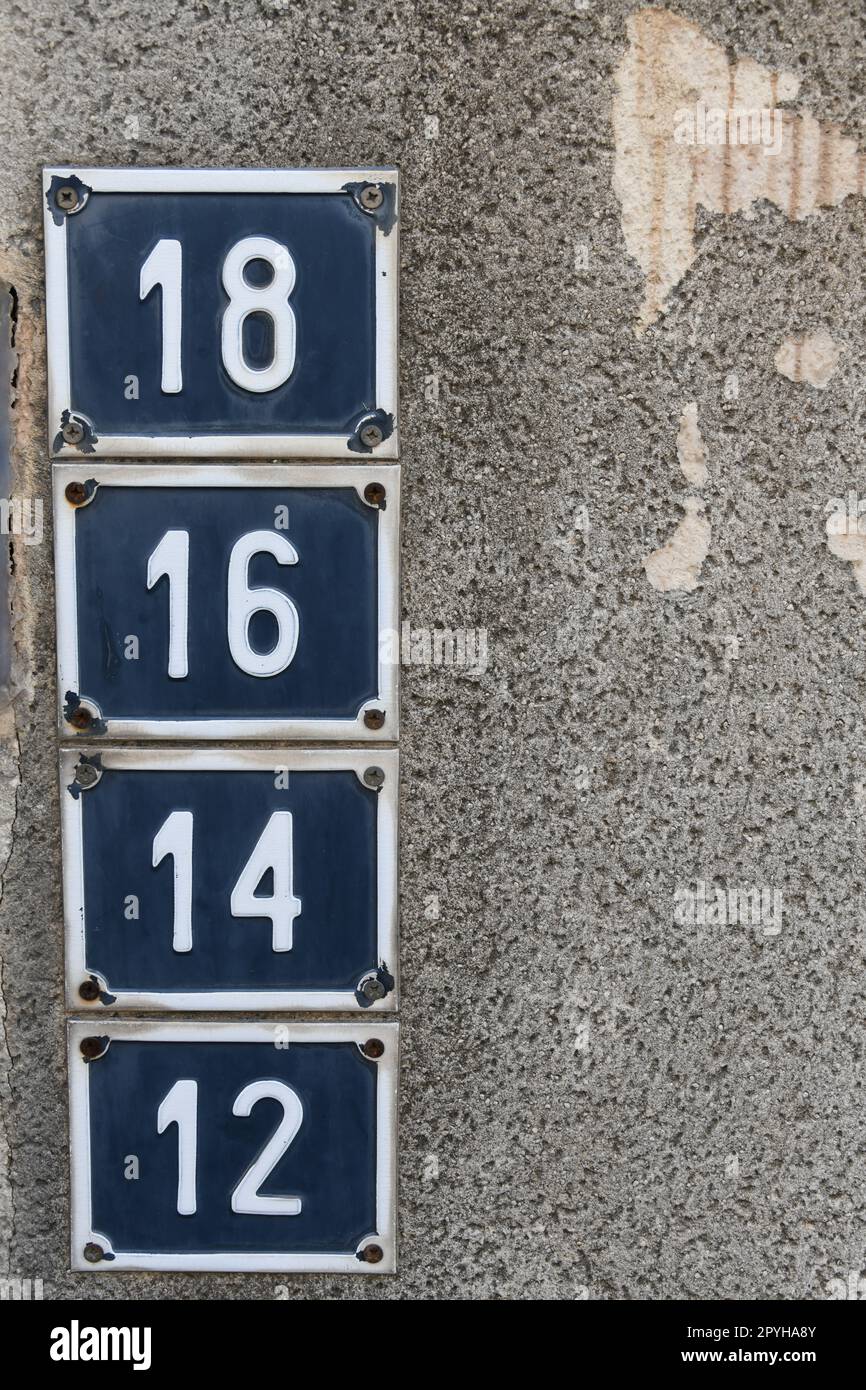 Numéro 12, 14, 16, 18 sur une maison, la Nucia, province d'Alicante, Costa Blanca, Espagne Banque D'Images