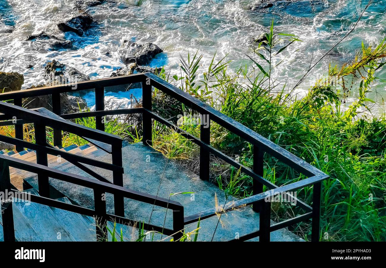 Sentier en bois à la plage sable vagues Carrizalillo Puerto Escondido. Banque D'Images