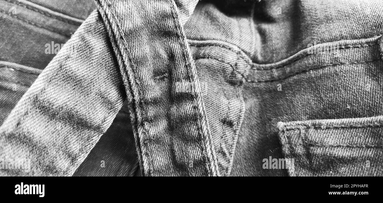 Vêtements denim tendance. Détails et coutures sur denim rugueux. Photographie en noir et blanc Banque D'Images