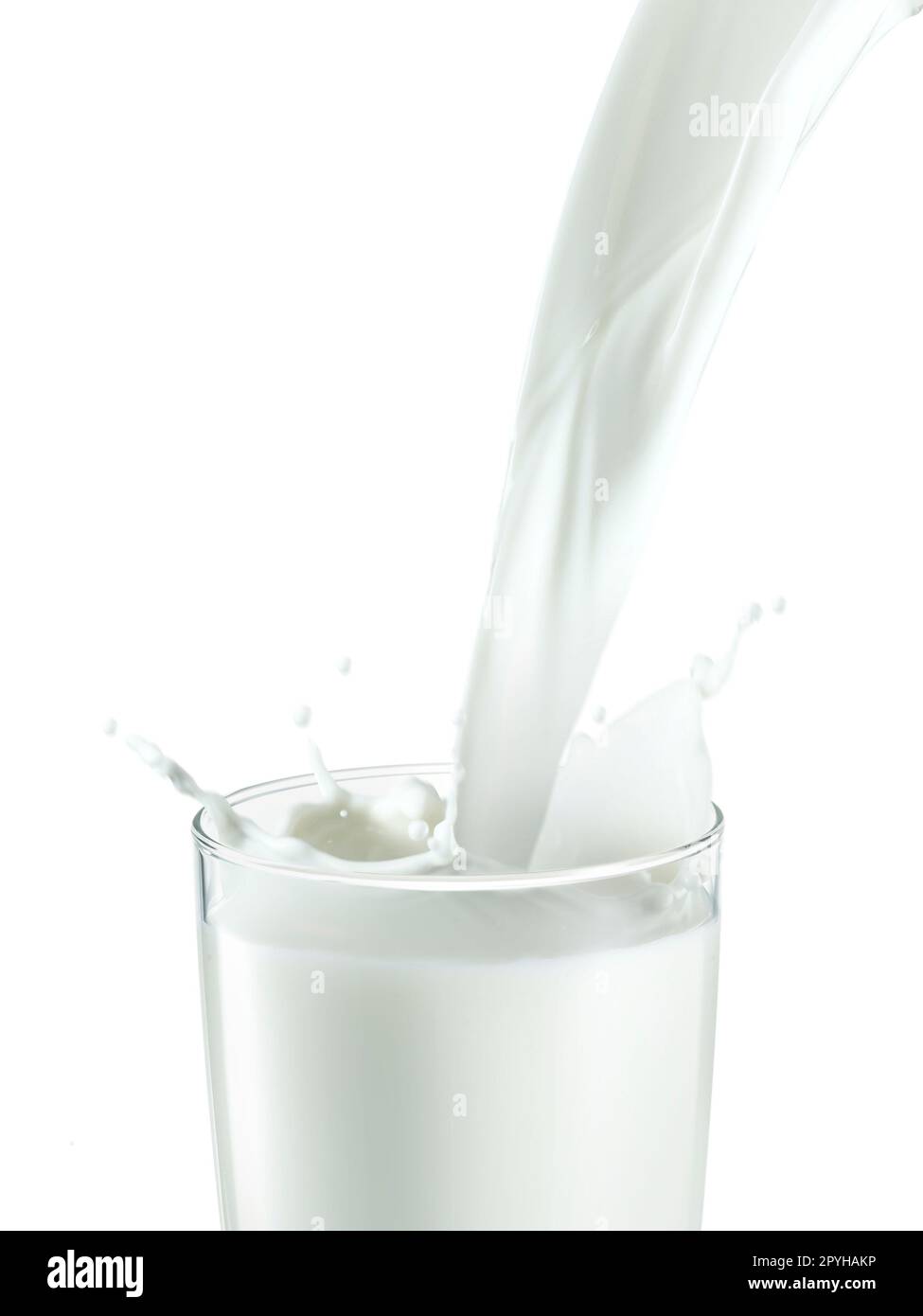 verser deux verres de lait créant une éclaboussure, isolée sur un fond blanc Banque D'Images