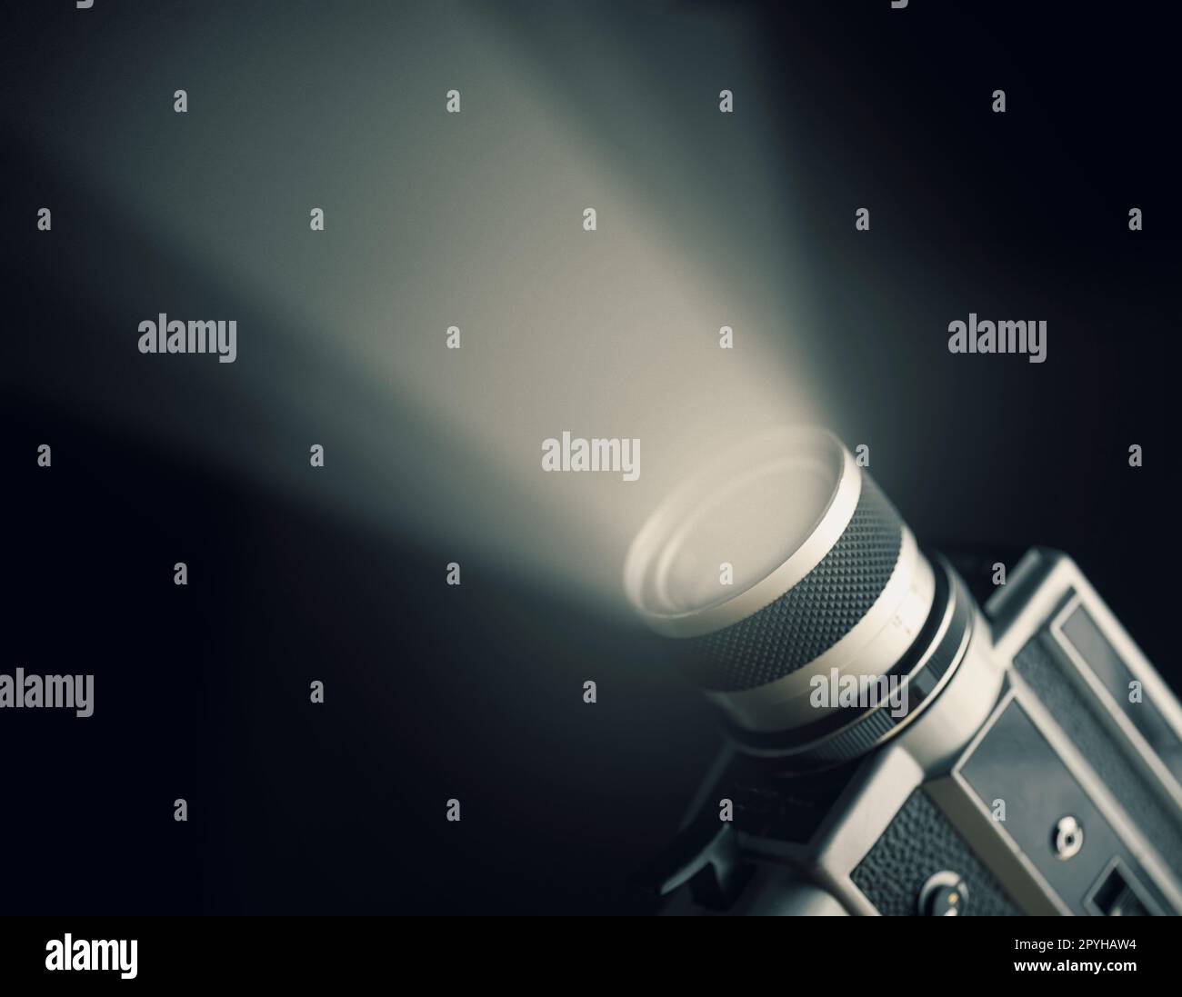 Caméra de film vintage super 8mm avec projecteur sur fond noir. Banque D'Images