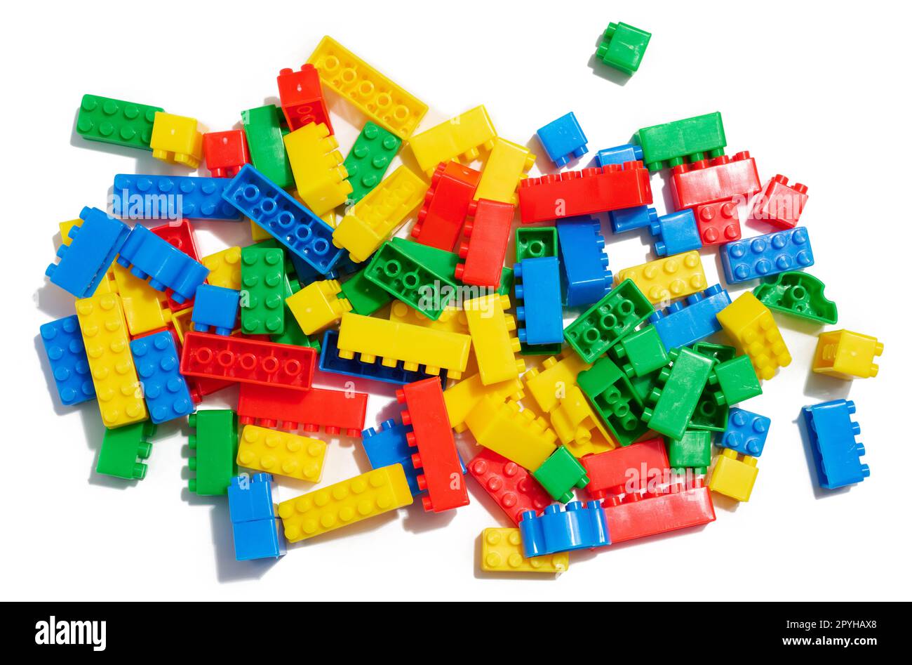 Cubes en plastique multicolores d'un concepteur pour enfants sur un arrière-plan blanc isolé, vue de dessus Banque D'Images