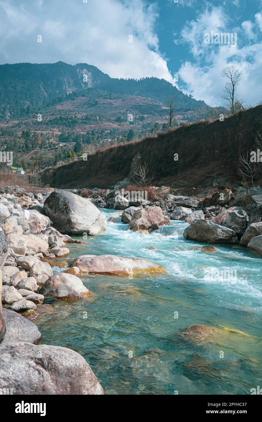 Rivière de montagne Rock creek coulant dans une vallée de montagne rocheuse de l'himalaya. Affluent de la rivière Teasta. Image verticale. Sikkim Bengale occidental Inde Asie du Sud Pacifique. Banque D'Images