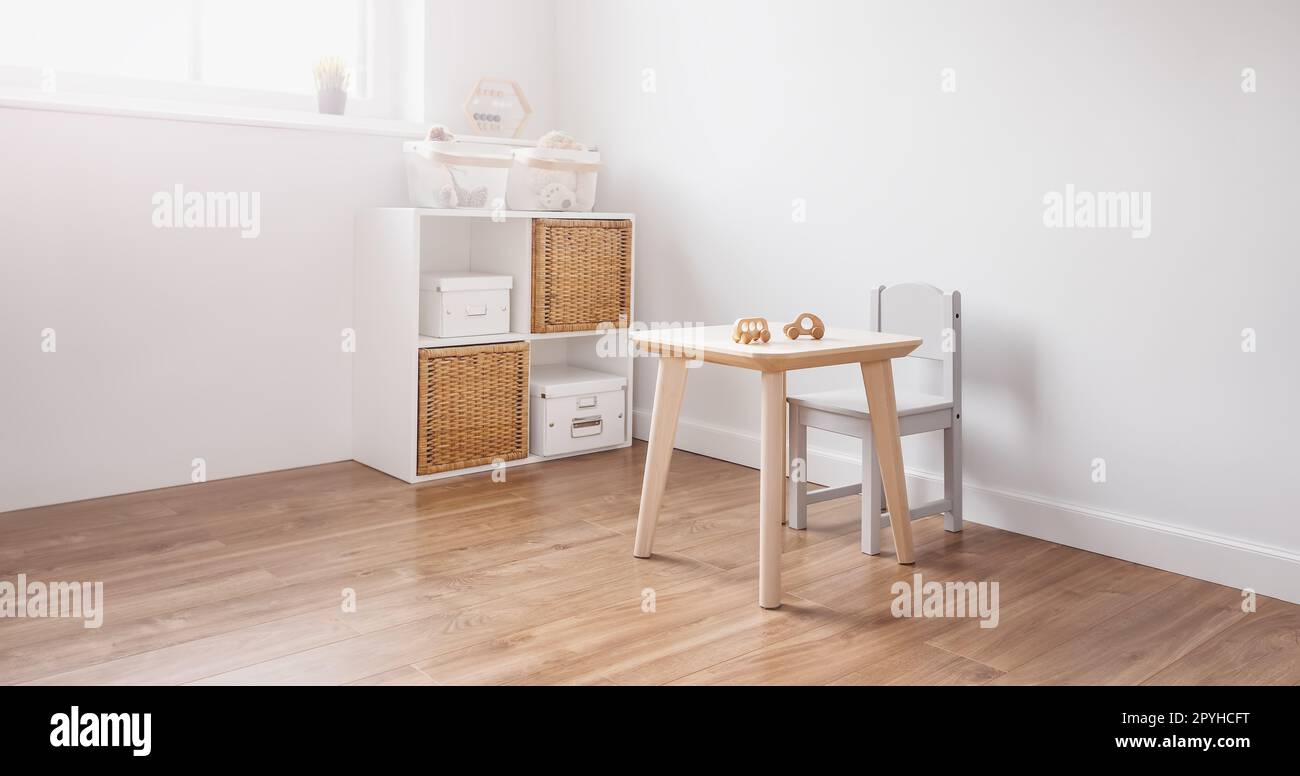 Chambre blanche pour enfants, tons pastel, style scandinave minimaliste. Banque D'Images