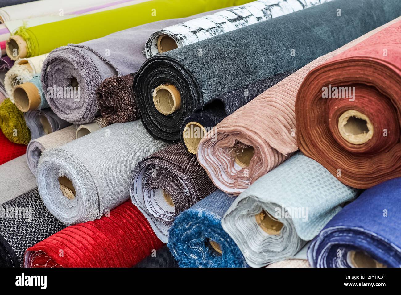 Vue sur des échantillons de tissus et de tissus de différentes couleurs trouvés sur un marché allemand de tissus. Banque D'Images