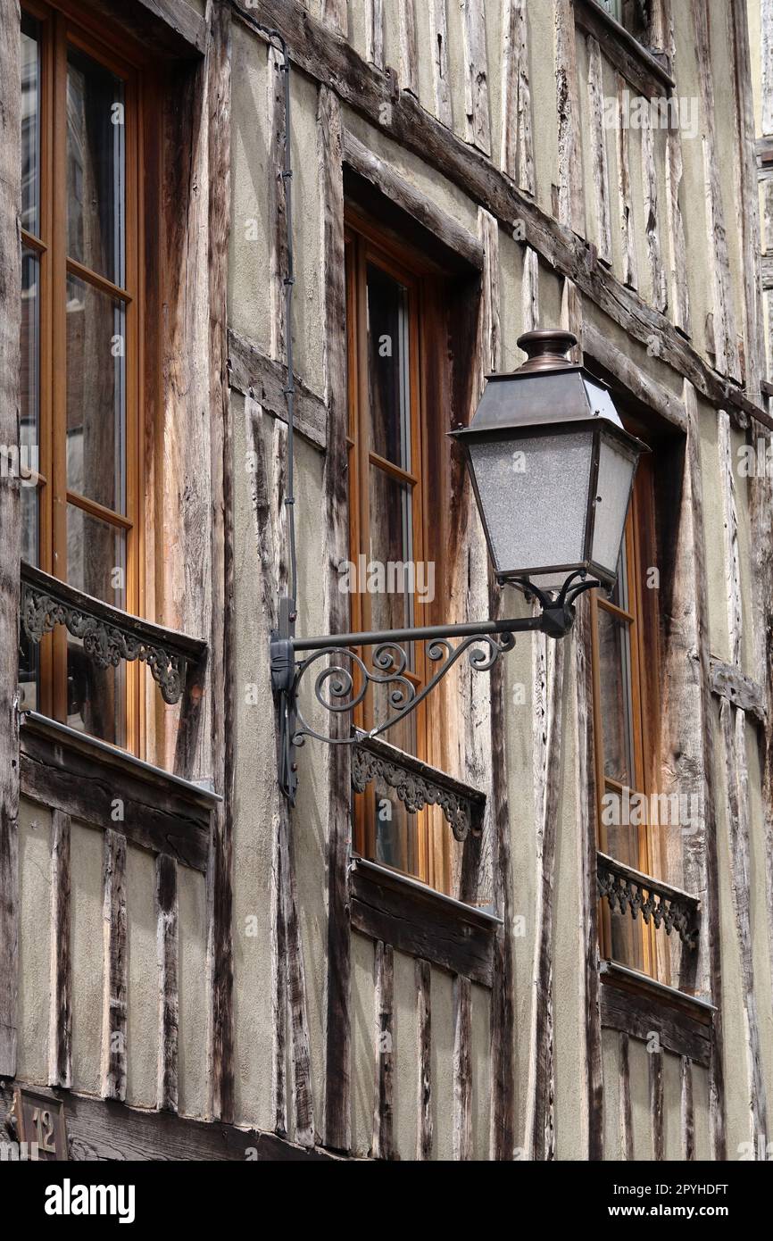 Laterne an einem Fachwerkhaus à Troyes Banque D'Images