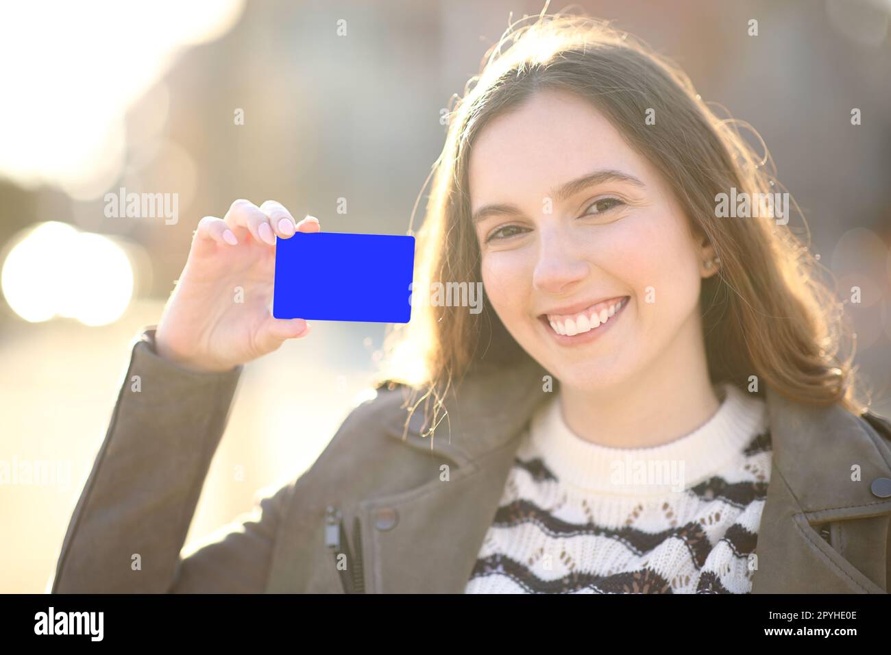 Femme heureuse montrant la carte de crédit à la caméra Banque D'Images