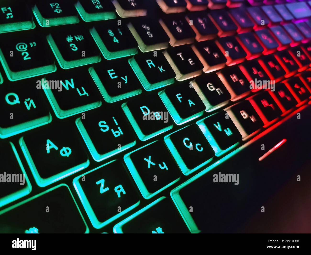 Gros plan de l'éclairage du clavier de l'ordinateur portable, clavier  rétroéclairé.Lumière couleur bleu-vert Photo Stock - Alamy