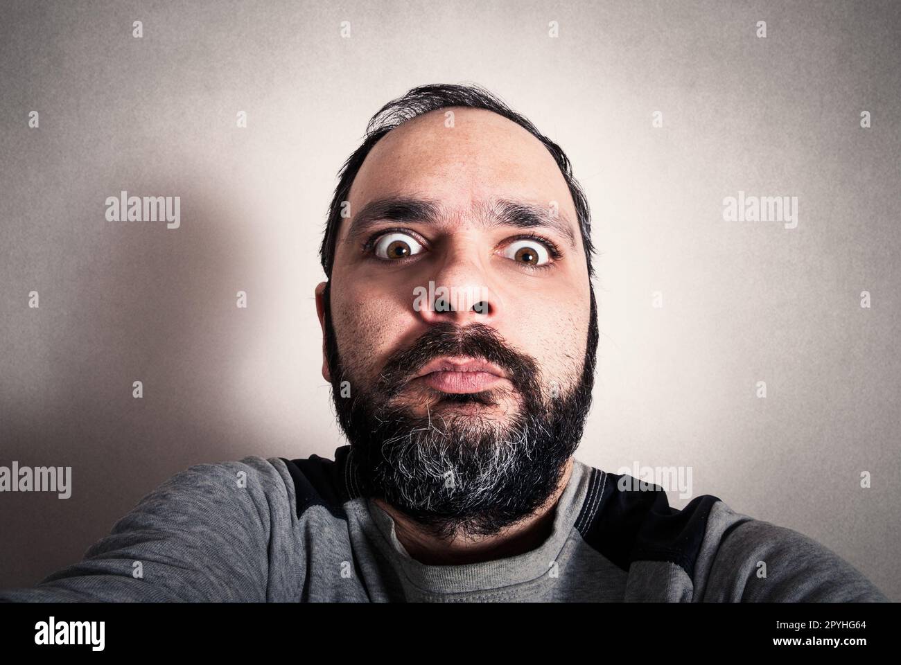 Homme drôle avec la barbe qui fait des expressions Banque D'Images