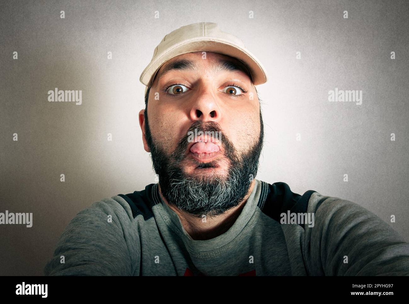 Homme drôle avec la barbe qui fait des expressions Banque D'Images