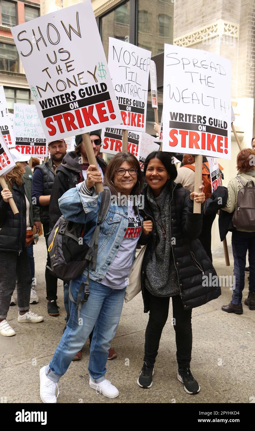 3 mai 2023, New York, New York, Etats-Unis: Les membres de la Guilde des écrivains de l'Amérique de l'est (WGA) picket à l'extérieur de Netflix au 888 Broadway pendant la grève de la WGA pour un contrat équitable. (Credit image: © Nancy Kaszerman/ZUMA Press Wire) USAGE ÉDITORIAL SEULEMENT! Non destiné À un usage commercial ! Banque D'Images