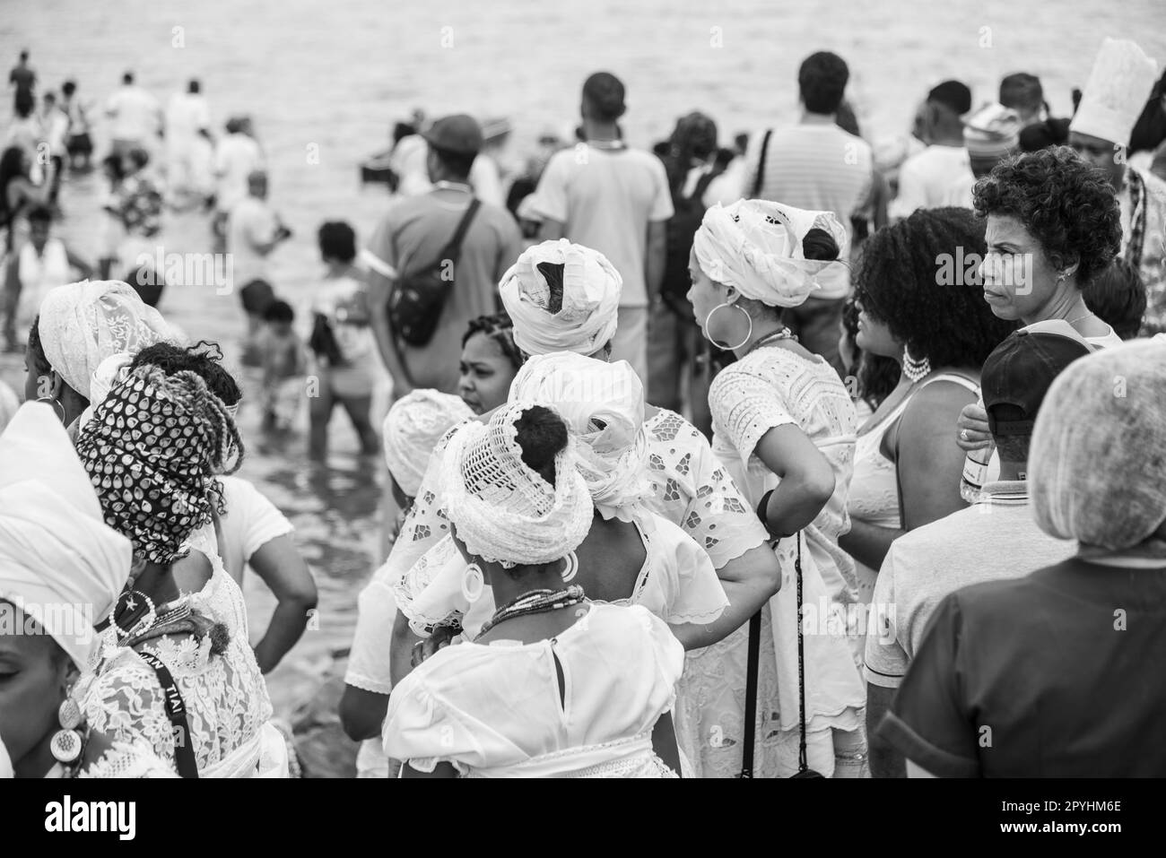 Santo Amaro, Bahia, Brésil - 15 mai 2022: Les membres de Candomble sont vus sur la plage d'Itapema pendant les célébrations de Bembe do Mercado, dans la ville de Santo Banque D'Images