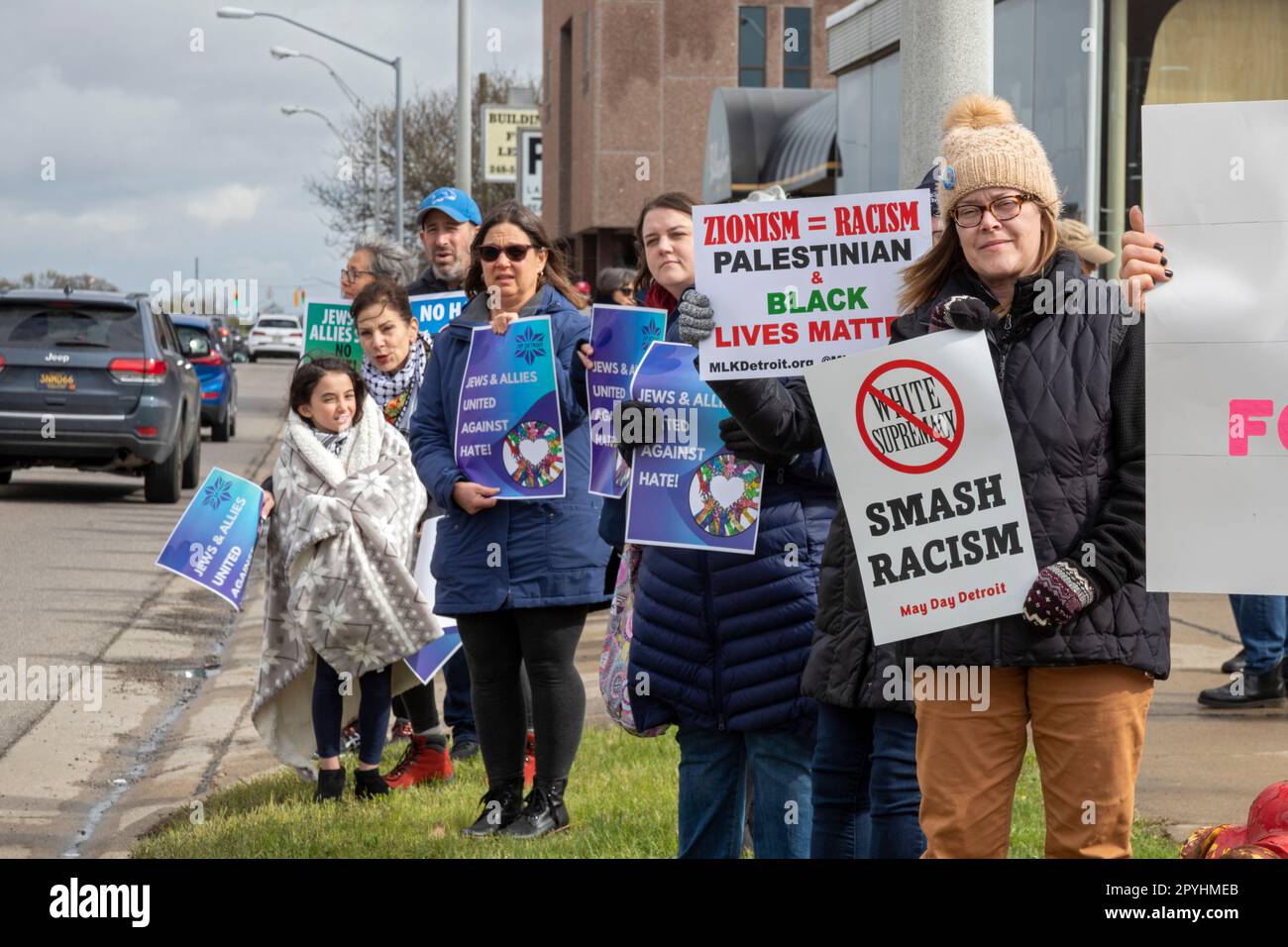 Royal Oak, Michigan, États-Unis. 3rd mai 2023. Des membres de la voix juive pour la paix et leurs partisans se sont réunis à l'avenue Woodward Shul pour dénoncer l'antisémitisme exposé lorsqu'une croix gammée a été peinte sur la synagogue. Crédit : Jim West/Alay Live News Banque D'Images