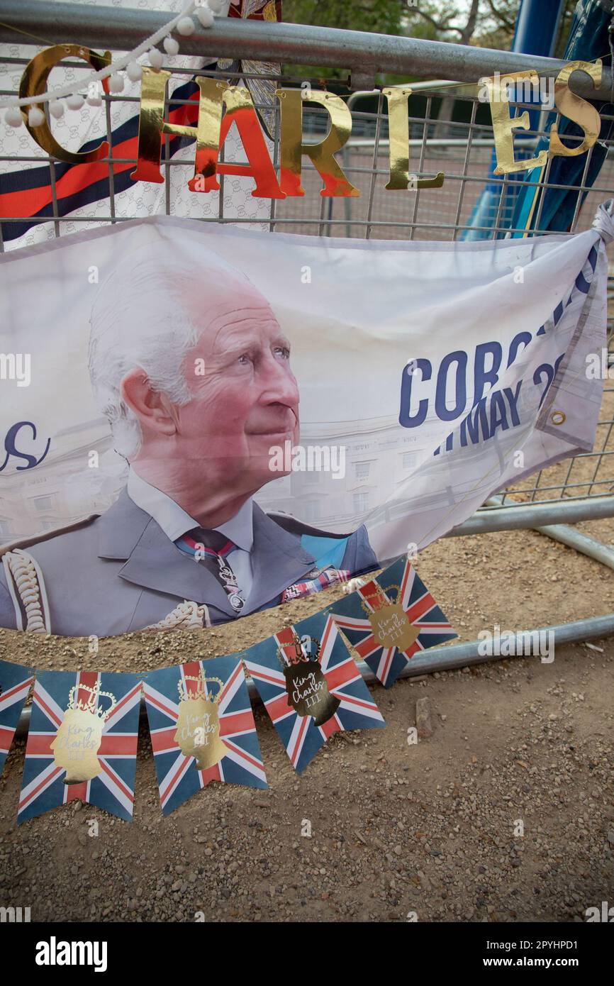 Londres, Royaume-Uni. 3rd mai 2023. Quelques jours seulement avant le couronnement du roi Charles III et de la reine Camilla, des décorations ont été mises en place le long du centre commercial où la procession passera sur 6 mai 2023. Crédit : Kiki Streitberger/Alay Live News Banque D'Images