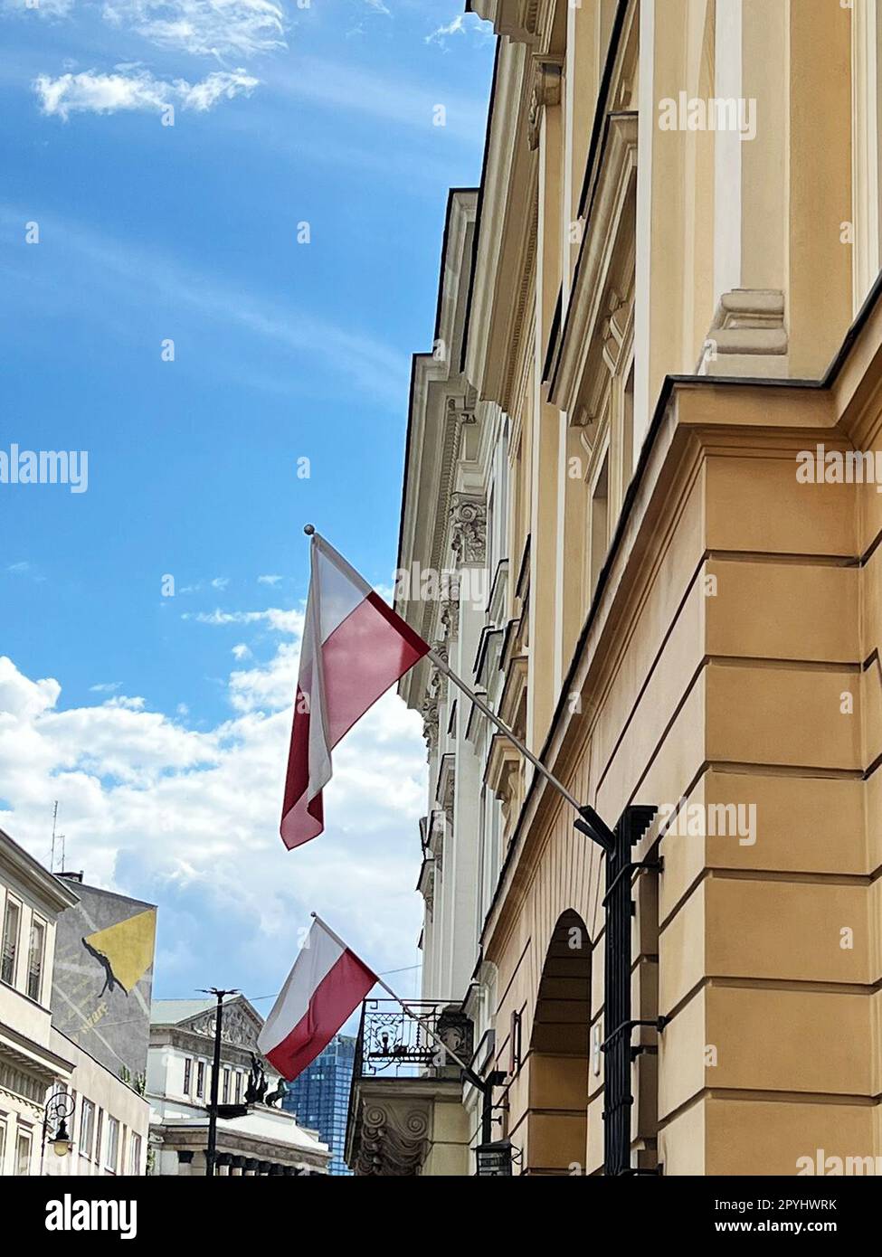 VARSOVIE, POLOGNE - 17 JUILLET 2022 : façade de bâtiment avec drapeaux le jour ensoleillé Banque D'Images