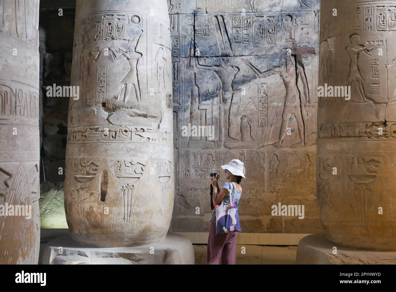 Touristes chinois explorant l'intérieur du Temple de Seti I à Abydos Banque D'Images